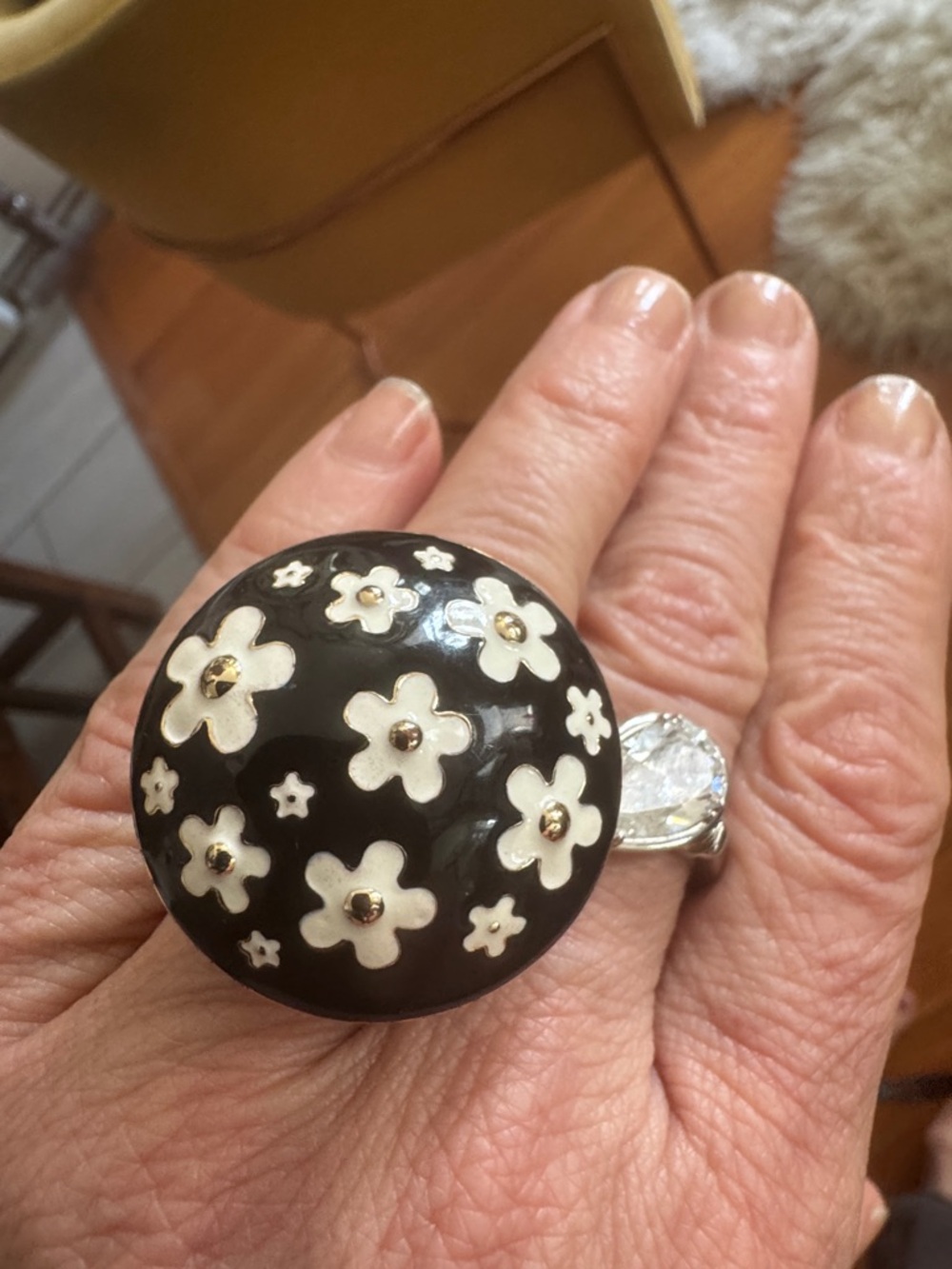 Marc Jacobs Daisy Solid Perfume Ring - Picture 2 of 4
